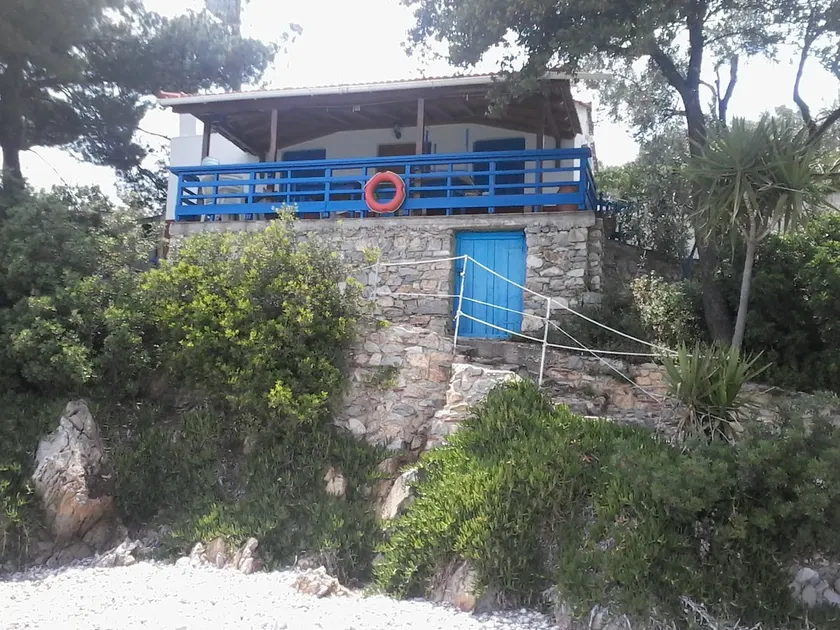 Cozy house with private beach - Image 1