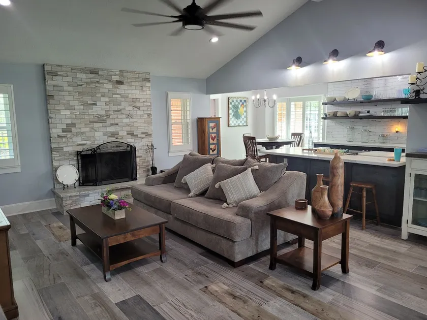 Spacious 3 bedroom country home on 1 acre fenced - Image 1
