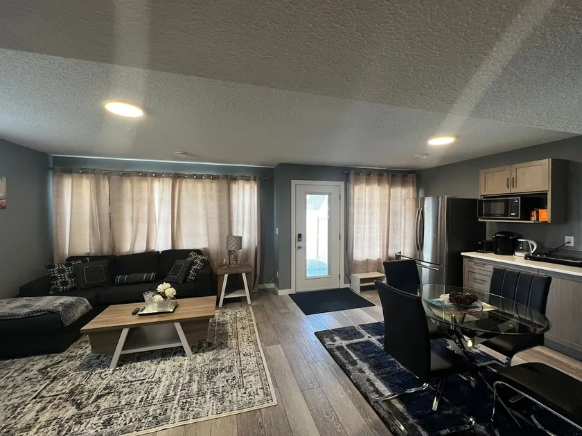 Lammy's Place. Beautiful, one bedroom plus den. - Image 1