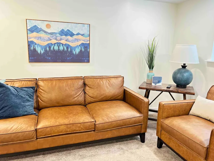 2 Bedrooms, Kitchen & Laundry: Perfect Location! - Image 1