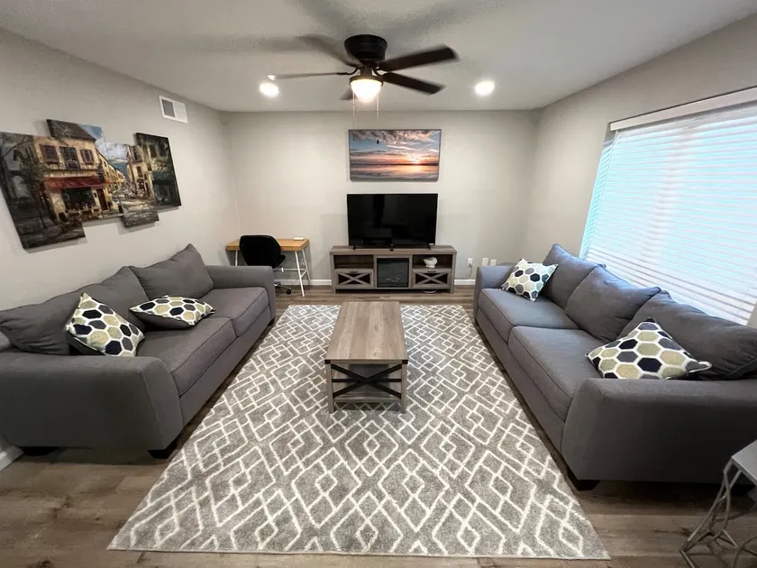 Cheerful 2 bedroom home 20 minutes from downtown - Image 1