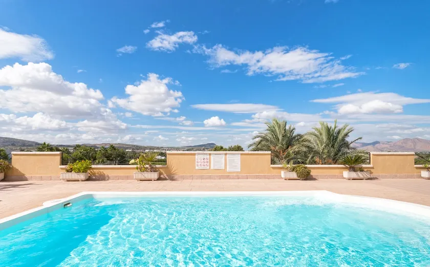 Swimming pool, free indoor parking, air conditioning, WiFi - Image 1