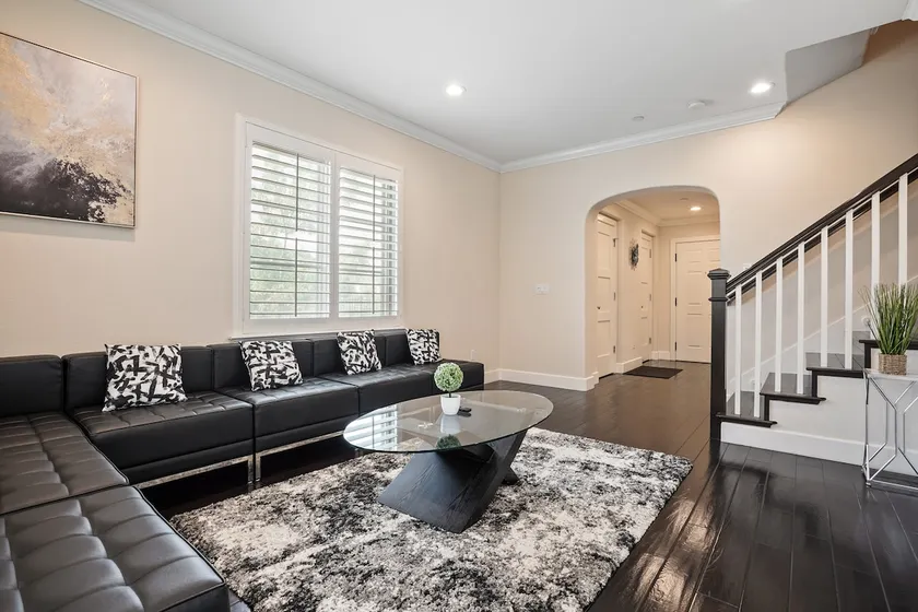 King Suite w/ Balcony View. Work Space, Garage, AC - Image 1