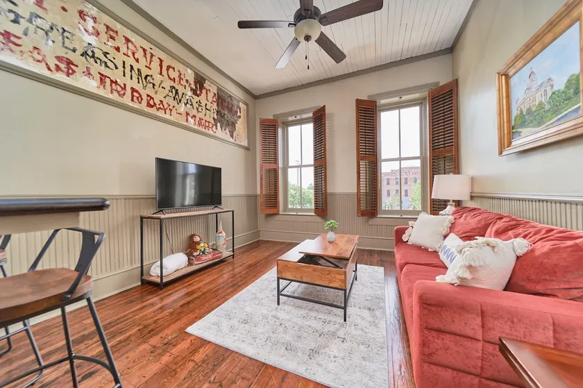 The ”Jacob Reid” Room Historic Downtown Apt - Image 1
