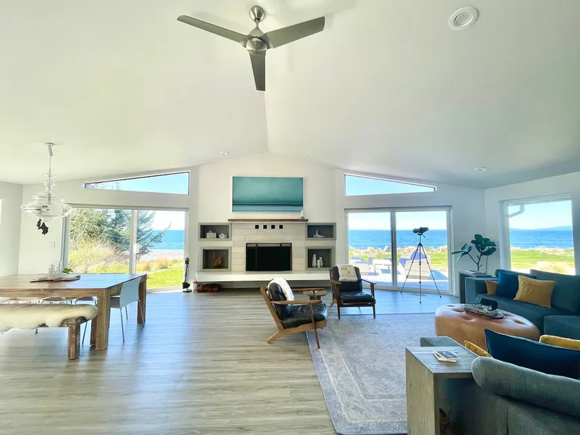 2BR Luxury Beachfront Retreat (Deck/Firepit/Beach) - Image 1