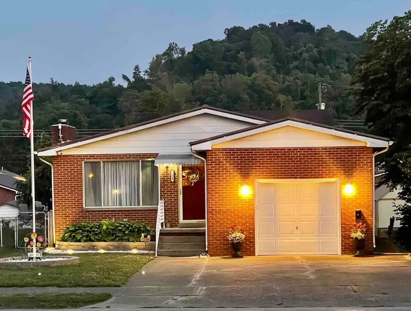 Clean, spacious 3 bdrm, 1.5 bath home in a safe location - Image 1