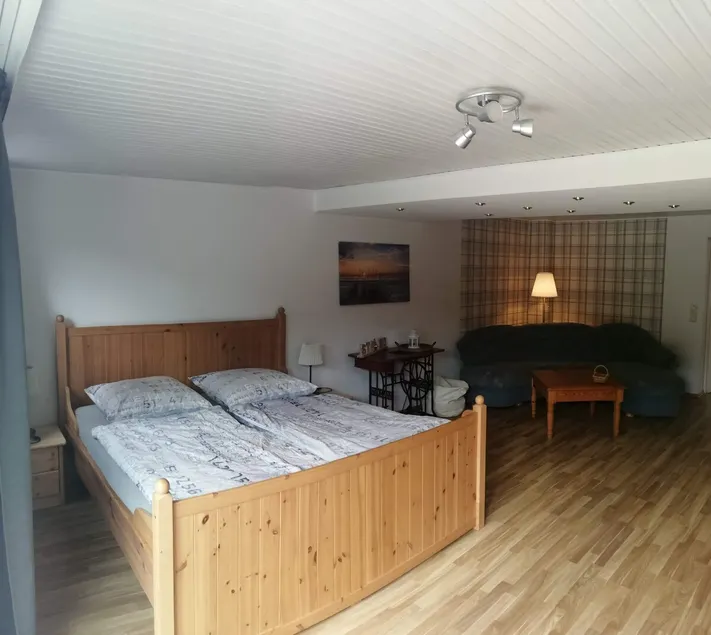 Beautiful apartment with large garden by the lake - Image 1