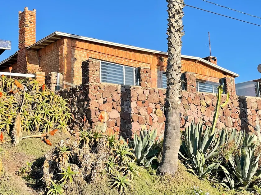 Rocky house overlooking the ocean - Image 1