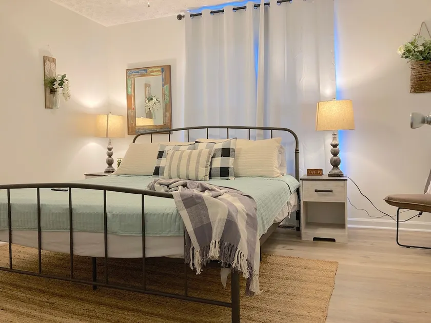 Bright Townhome with THREE KING-SIZE beds - Image 1