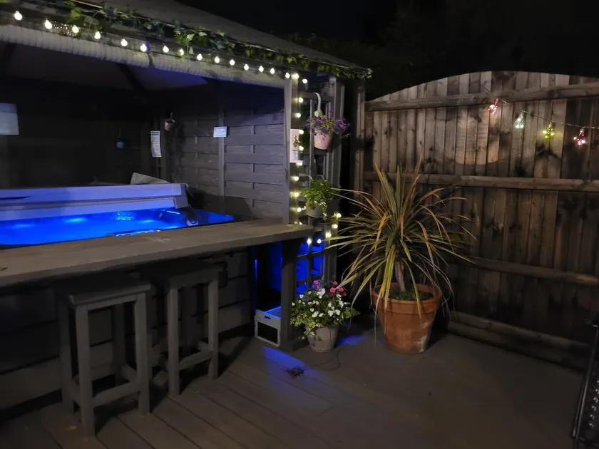 Luxury Studio with Hot Tub & Sauna - Image 1