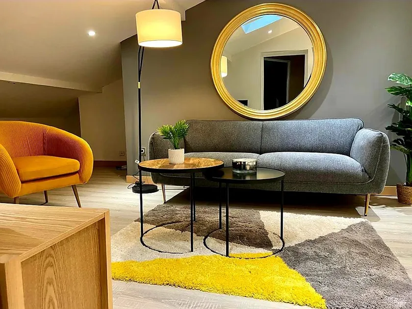 Cozy and quiet, air conditioning, 3 min to A41 - Image 1