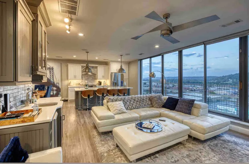 Sky Loft on 10 . 2 bed . 2 bath + Modern luxuries - Image 1