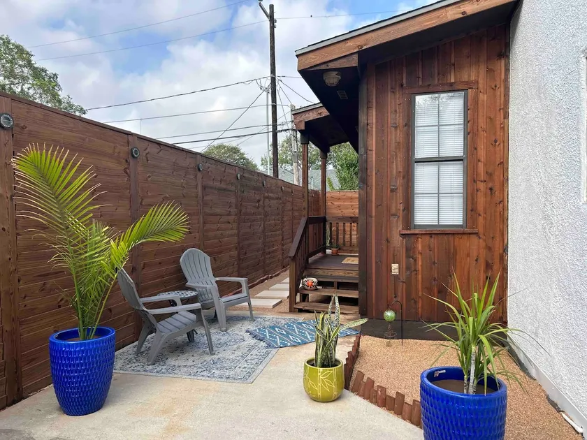 Spanish Cottage/King bed /1.5 blocks to Cole Park - Image 1