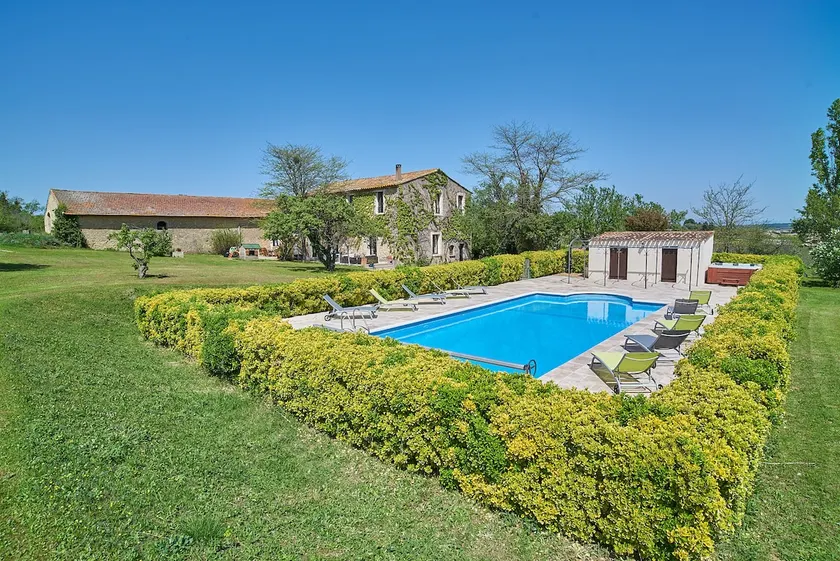 Cottages on the Hortevieille wine estate - Image 1