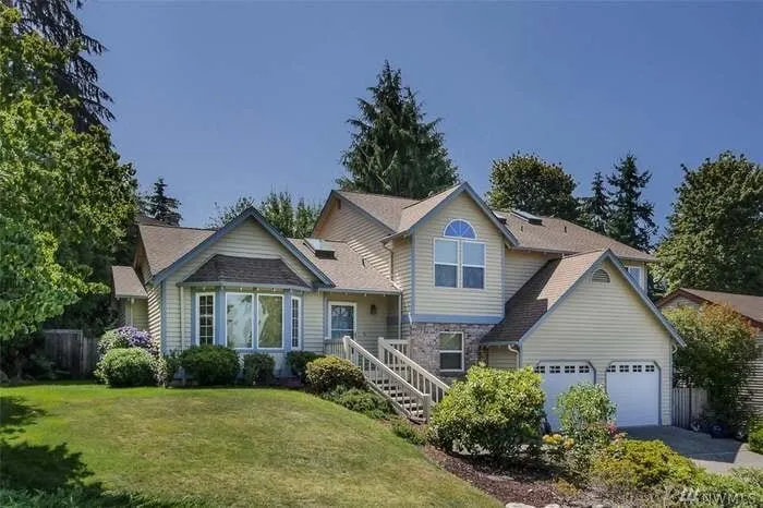 Gorgeous 4 Bed 2.5 Bath in the PNW with Central AC - Image 1