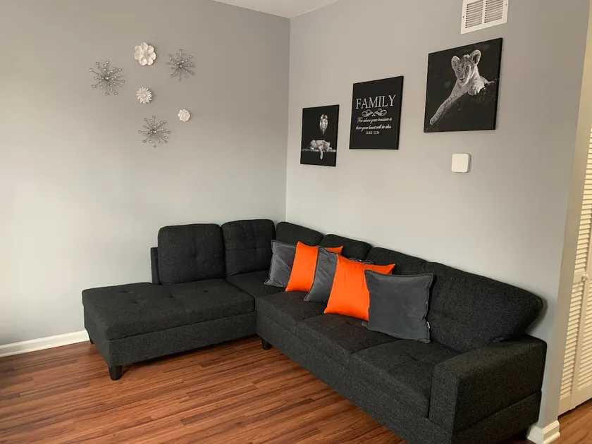 Lovely 4-bedroom apartment! 15 mins from Downtown - Image 1