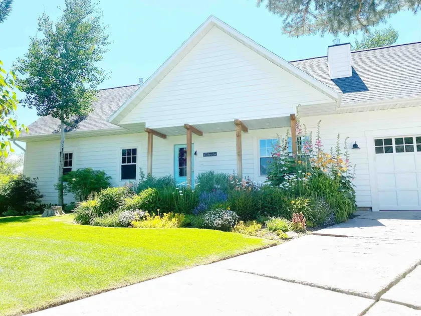 Charming Cottage on 1/2 acre in heart of Midway - Image 1