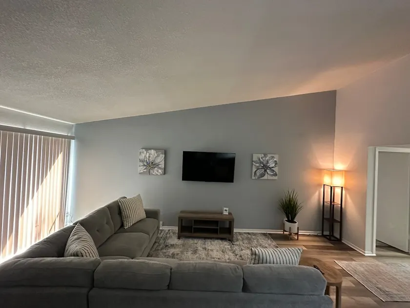 Strikingly Beautiful 2/2 Condo with Pool - Image 1