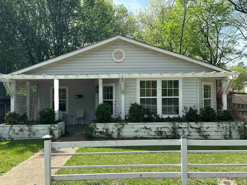 3 bedroom 2 bathroom central bungalow - Image 1