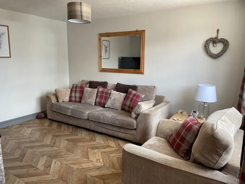 Rowan Place 5 Bedroom Off Street Parking Accommodation - Image 1