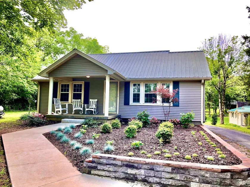 Cozy Farmhouse 3.8 Acres - Image 1