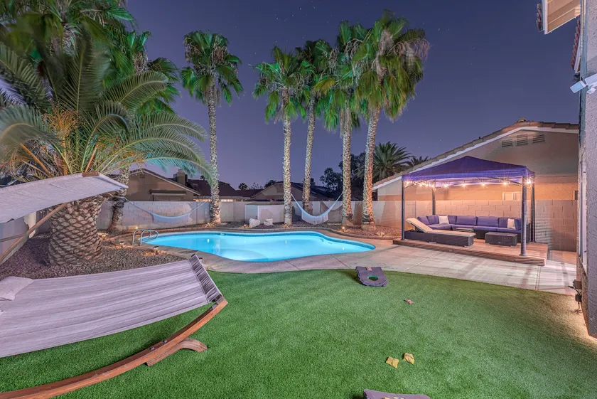 Modern & Cozy | 13min to Strip, ♛Royal Beds, Pool - Image 1