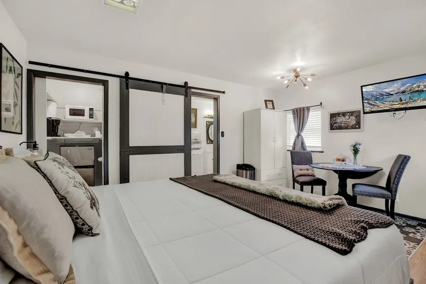 The Bird Haus - Cute Cottage with Jacuzzi tub - Image 1