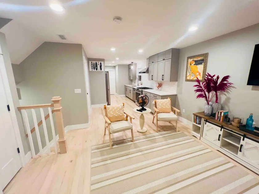 Luxury 3BR Apt/4 Mins Walk to Train-15 to MetLife - Image 1