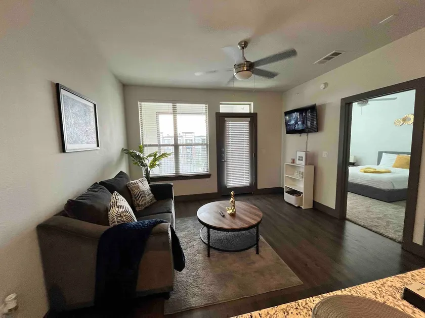 7 Min from IAH Business-Ready Apt w Pool & Wi-fi - Image 1