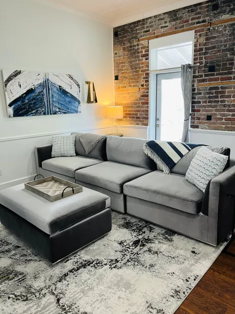 Spacious Apartment among shops, eateries & more! - Image 1
