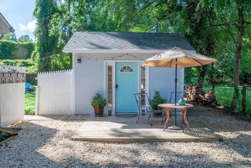 Calico Cottage Guest House, king bed, free parking - Image 1