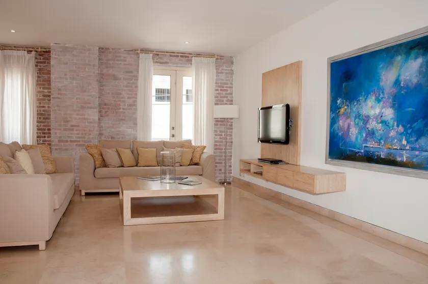 Modern 3 BR Old City Luxury Condo - Image 1