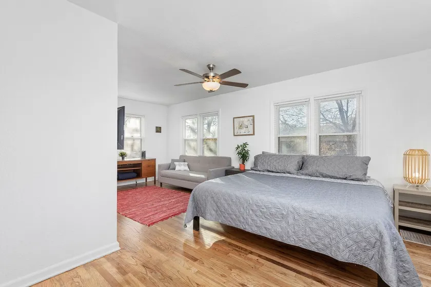 Large Comfortable Studio- 1 block from KU Hospital - Image 1