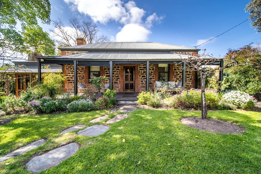 Secret Garden - Luxury Cottage - Giant 85inch TV - Image 1