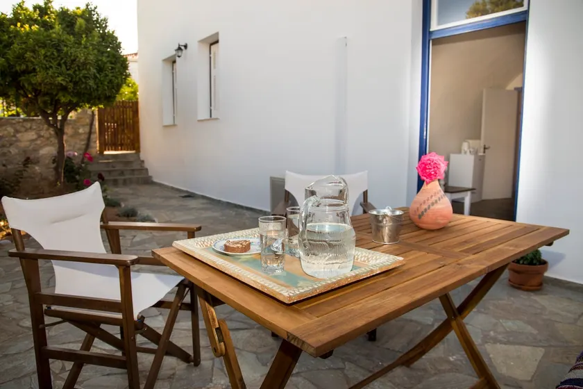 Theros Guesthouse Spetses - Image 1