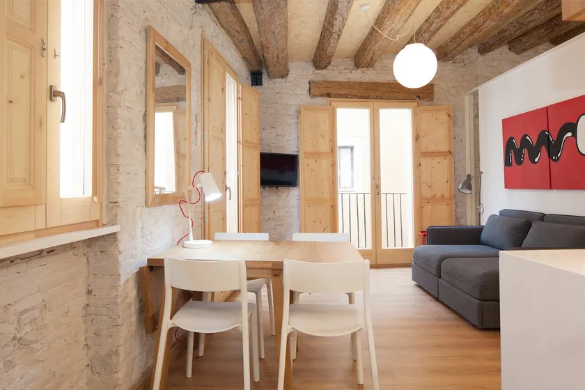 Cozy El Born Flat Near Picasso Museum - Image 1