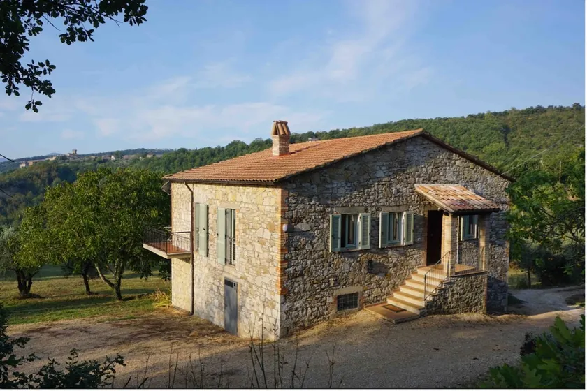 Stylish Umbrian farmhouse in stunning countryside - Image 1