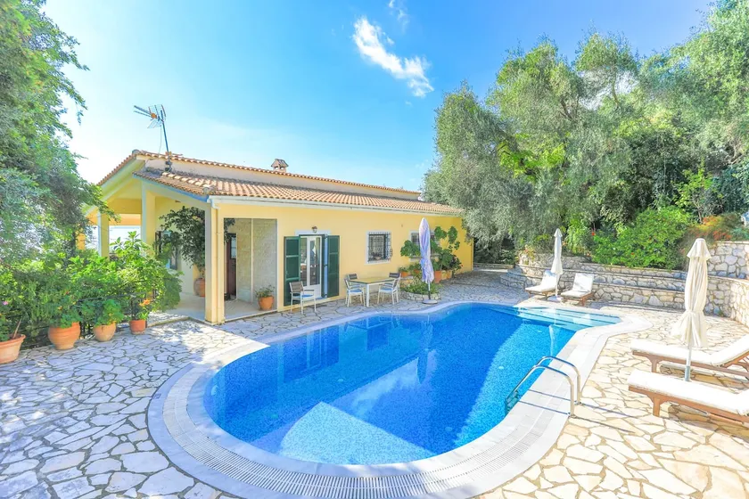 Natasha: Superb views, private pool and gardens - Image 1