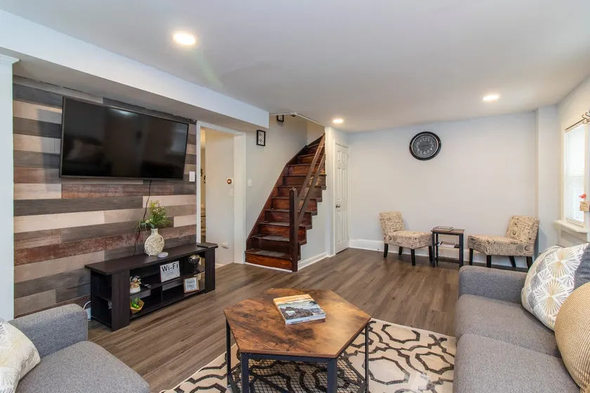 Smart 🏡 with Chef's Kitchen-close to SEPTA 🚉 - Image 1
