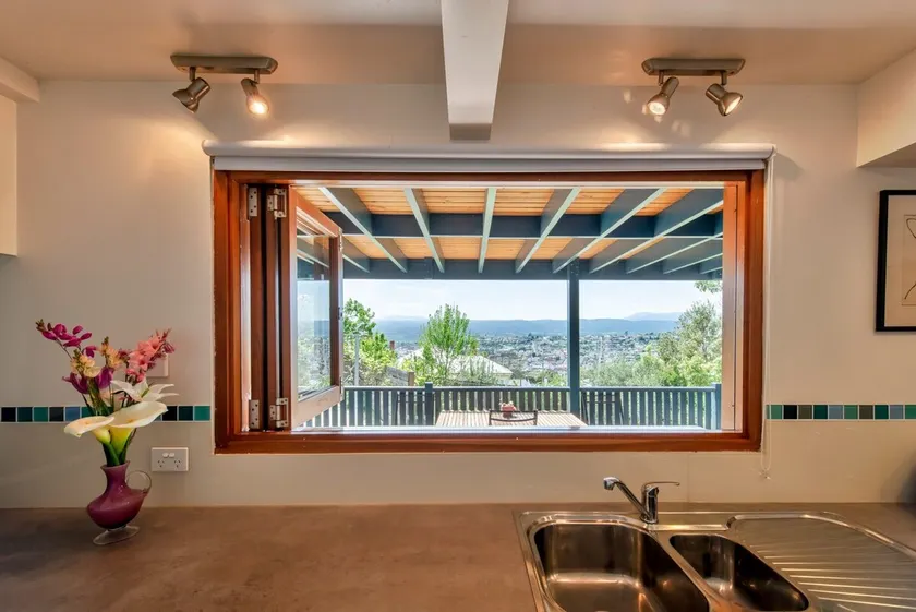 Garden apartment with fabulous views - Image 1
