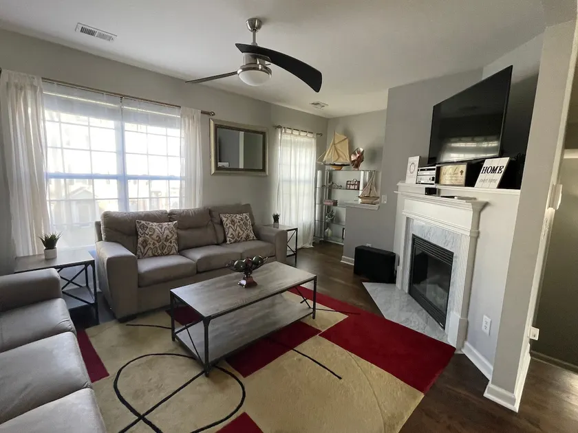 Super Spacious 3 level townhome in prime location - Image 1