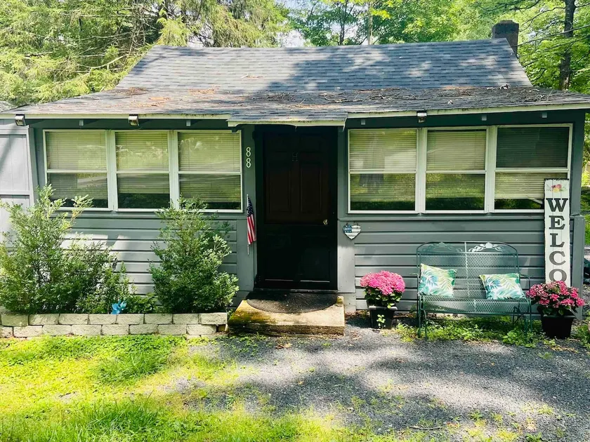 Charming lake community cottage with hot tub PET FRIENDLY - Image 1