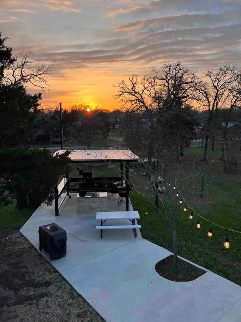 The Sunset Cottage by Lake Somerville - Image 1