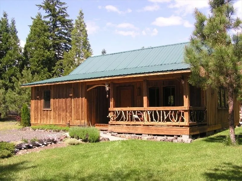 Red Blanket Cabin Near Crater Lake National Park - Image 1