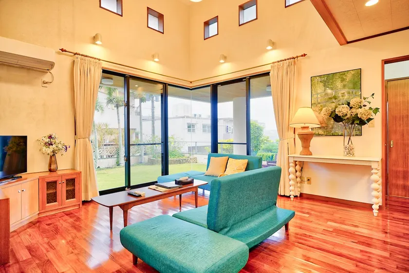 The feeling of openness in the living room with an atrium ceiling is the best!House, 5-minute drive from highway IC, BBQ set complete - Image 1