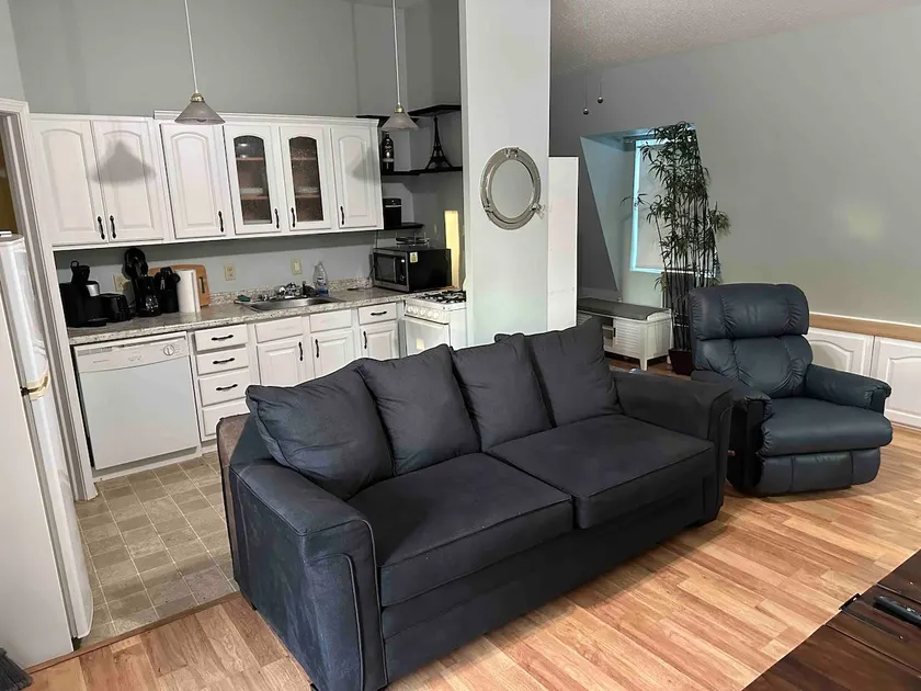 Beautiful Renovated 1 BR apartment in Waddington - Image 1