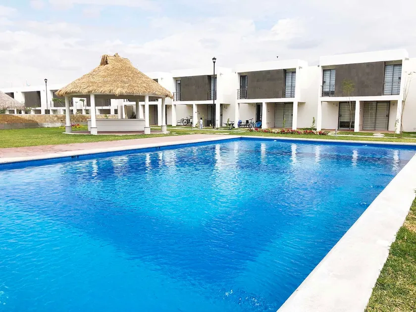House with a fully-equipped pool for relaxation - Image 1