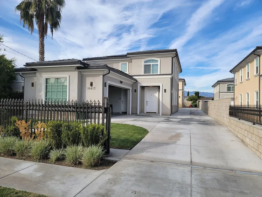 Brand New 3 Bdrm 2.5 Bath Fully Furnished House - Image 1