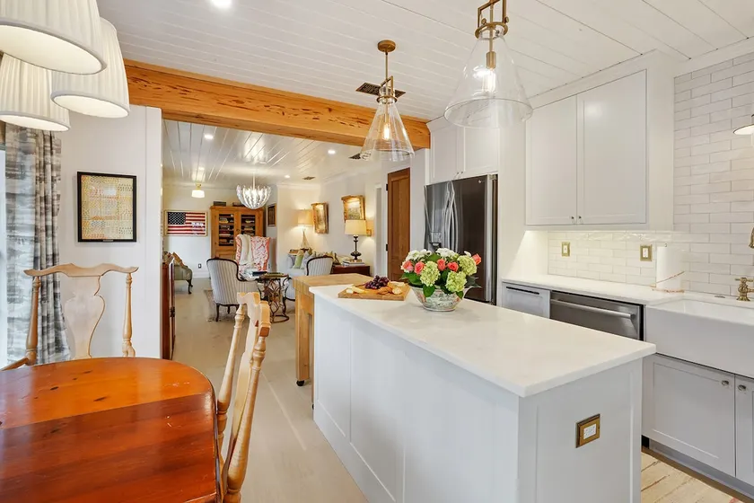 White Owl (B): Laid-back Sophistication - Image 1