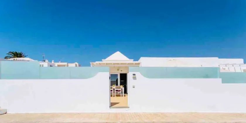 Enjoy the Lanzarote sun in this fantastic house with a large private terrace - Image 1